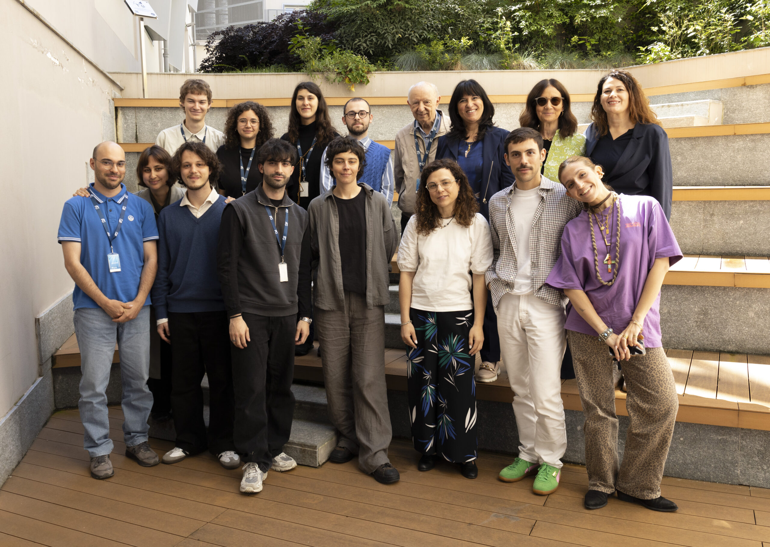 Studenti e studentesse dell'ISIA di Urbino posano in Heritage Lab a conclusione del workshop "Metodi di archiviazione e conservazione del patrimonio fotografico", organizzato in collaborazione con la Fondazione MAIRE – ETS.