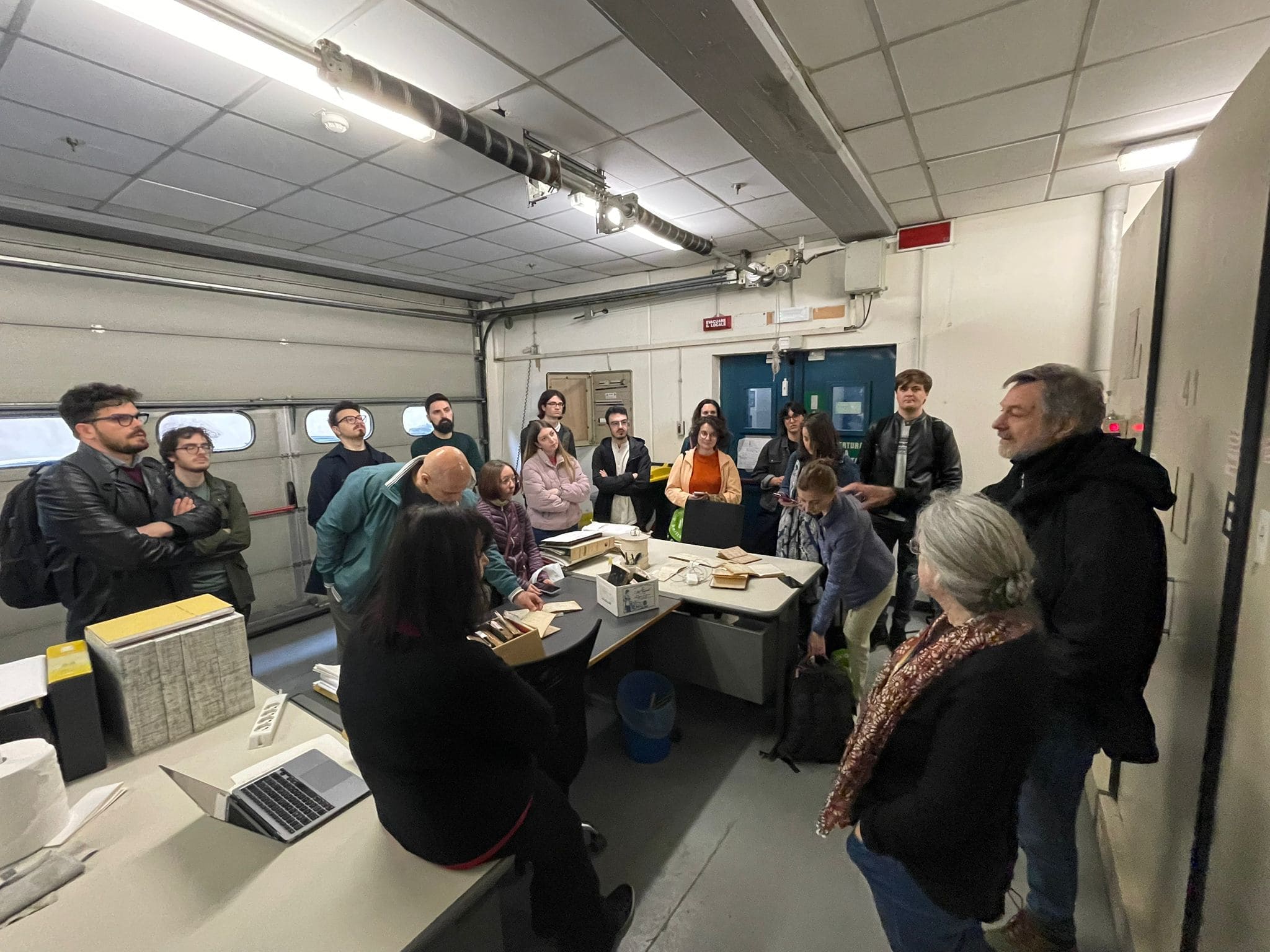 lezione laboratorio in archivio storico di Italgas insieme con la scuola di archivistica e diplomatica di torino