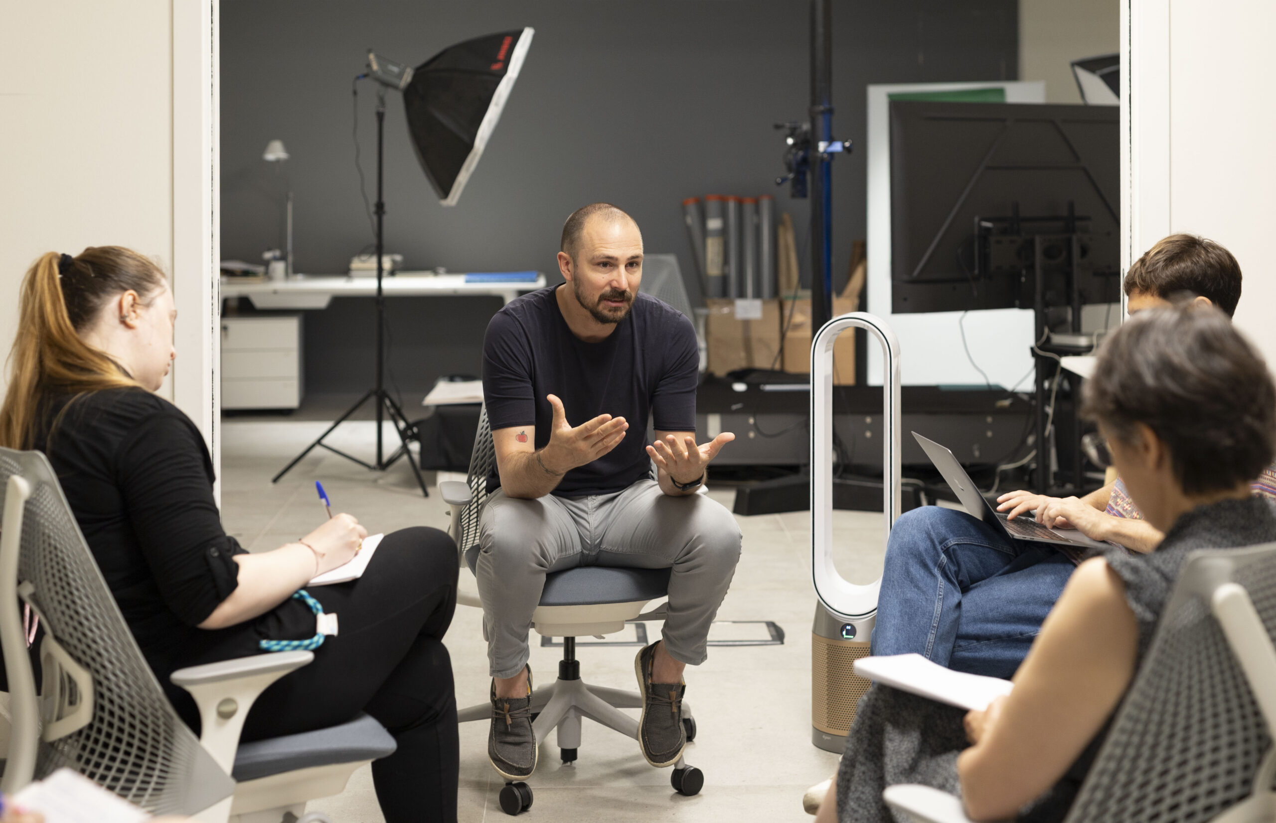 Joan Porcel, fotografo della Fondazione Giorgio Cini, durante una sessione formativa in Heritage Lab con un gruppo di partecipanti, in un ambiente attrezzato per la digitalizzazione.