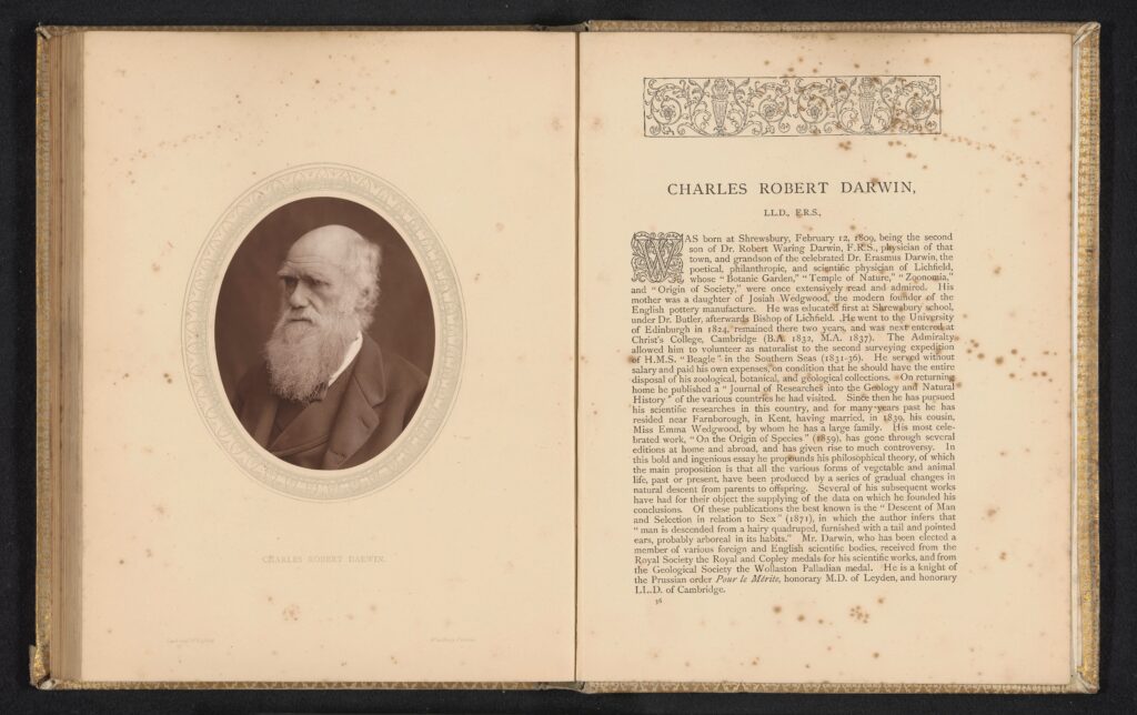 Ritratto a mezzo busto di Charles Robert Darwin (1809–1882), naturalista e filosofo britannico, figura centrale della scienza ottocentesca. La fotografia, realizzata dallo studio Lock & Whitfield intorno al 1873 (o prima del 1878), è riprodotta mediante procedimento fotomeccanico Woodburytype, tecnica che garantisce grande ricchezza tonale e precisione nei dettagli, restituendo con intensità l’espressione meditativa dello scienziato. L’immagine è inclusa nel volume Men of Mark (1878), raccolta biografica dedicata a personalità eminenti della cultura, della politica e della scienza britannica, corredata da ritratti fotografici e testi esplicativi.