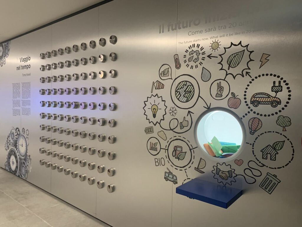 L'oblò delle capsule del tempo è riempito di pensieri sul futuro scritto dai bambini e dalle bambine delle scuole primarie di Battipaglia (Italia) e Palekastro (Creta, Grecia).