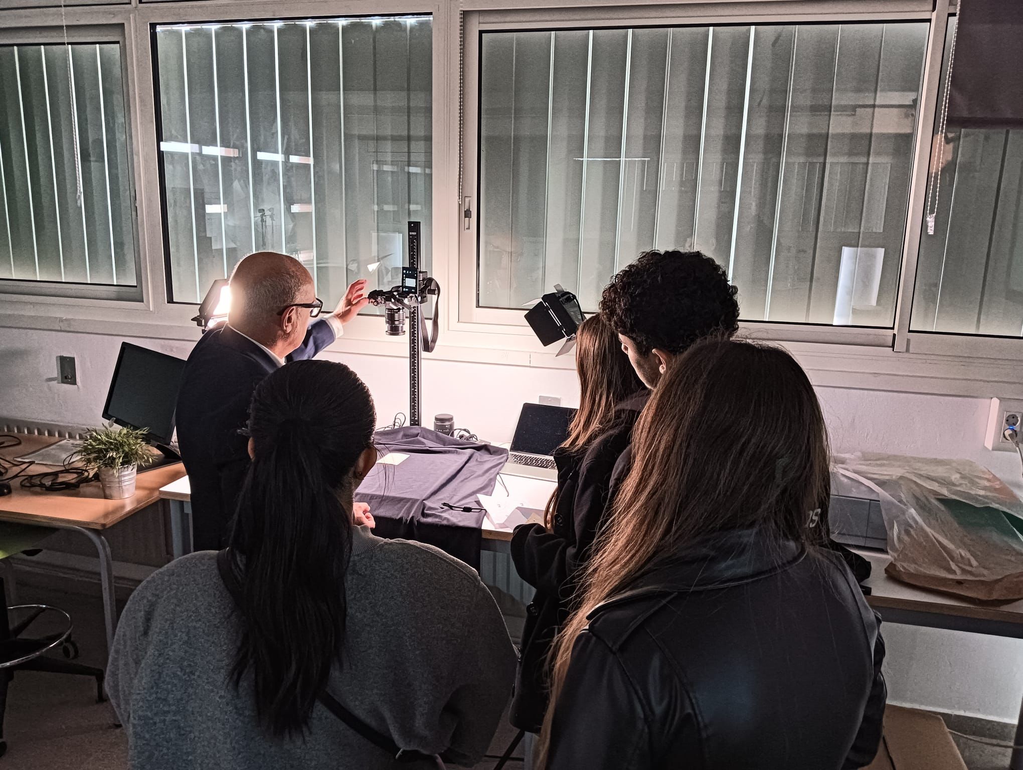 heritage lab in trasferta, presso l'Istituto Jaime Mimò, di Barcellona viene allestito uno Stativo Riproduttore per la digitalizzazione del patrimonio scolastico
