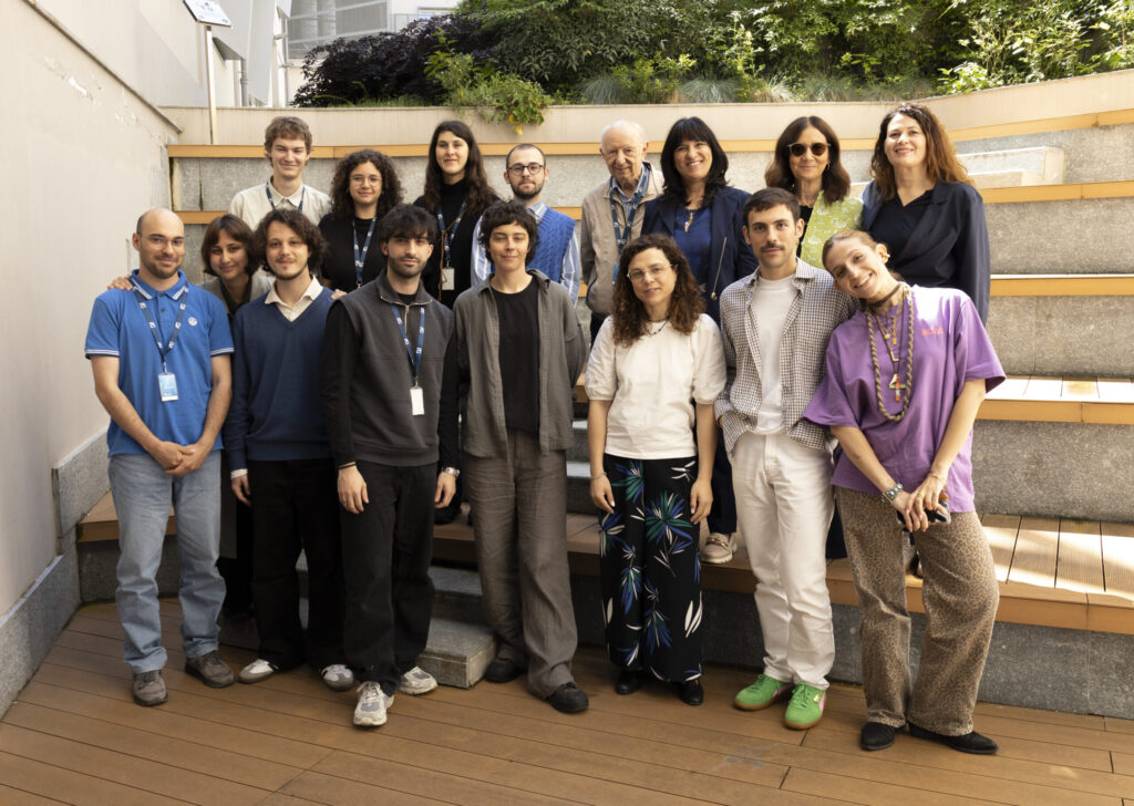 Studenti e studentesse dell'ISIA di Urbino posano in Heritage Lab a conclusione del workshop "Metodi di archiviazione e conservazione del patrimonio fotografico", organizzato in collaborazione con la Fondazione MAIRE – ETS.